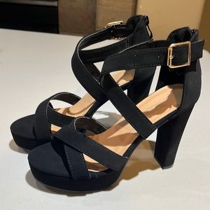 EUC  Like New Top Moda Platform Sandals Size 6